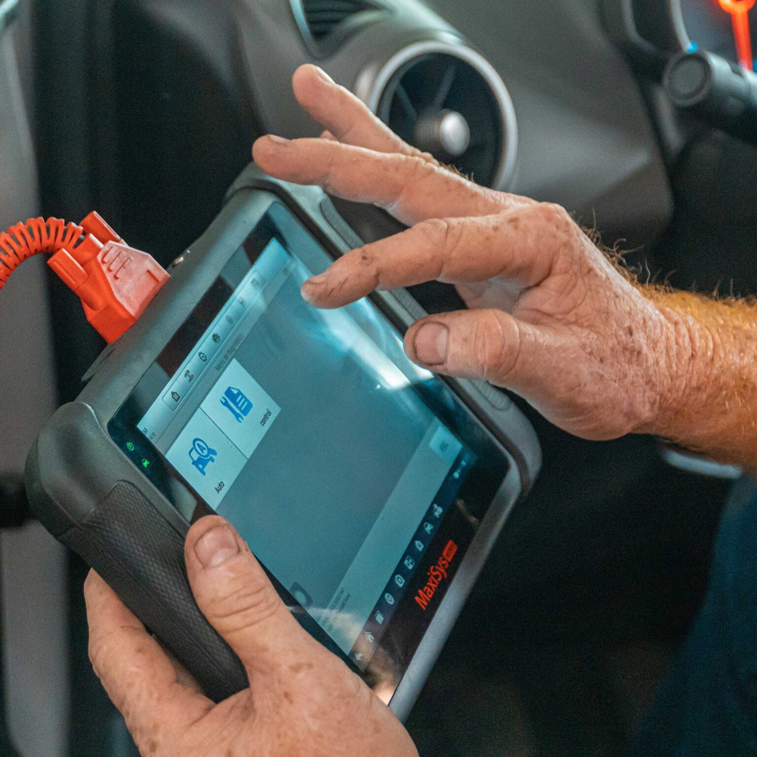 Botley Road Motors your Oxford garage | Mechanic running diagnostic machine while carrying out an MOT
